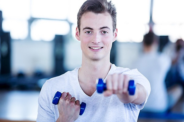 포토 JPG 외국인 남자 실내 건강 한명 20대 성인 운동기구 헬스 아령 헬스장 팔운동 의료성형뷰티 국내포토 1 사람 인종 청년 내부 운동 파일형식