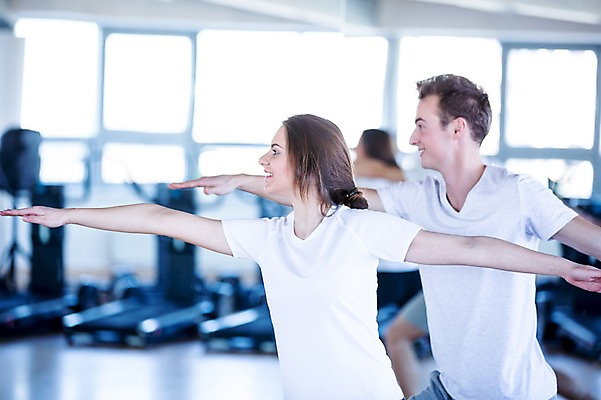 포토 JPG 외국인 여자 남자 실내 건강 20대 성인 두명 운동기구 헬스 스트레칭 헬스장 의료성형뷰티 국내포토 사람 인종 청년 내부 운동 파일형식