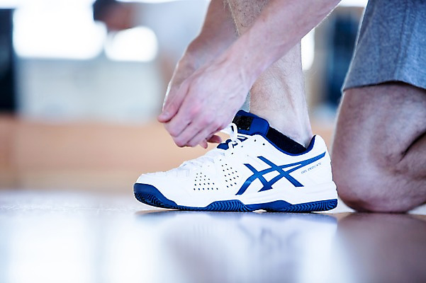 포토 JPG 남자 운동화 실내 건강 한명 성인 운동기구 헬스 헬스장 묶기 운동화끈 의료성형뷰티 국내포토 1 신발 모션 사람 내부 운동 끈 파일형식