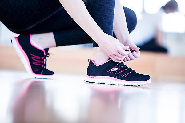 포토 JPG 여자 운동화 실내 건강 한명 성인 신체부위 운동기구 헬스 헬스장 묶기 운동화끈 의료성형뷰티 국내포토 1 신발 모션 사람 내부 운동 끈 파일형식