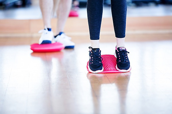 포토 JPG 여자 남자 실내 건강 성인 두명 운동기구 헬스 헬스장 다리 의료성형뷰티 국내포토 사람 내부 신체부위 운동 파일형식