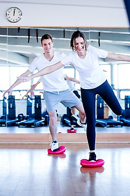 포토 JPG 외국인 여자 남자 실내 건강 20대 성인 두명 운동기구 헬스 헬스장 균형 의료성형뷰티 국내포토 사람 인종 청년 내부 운동 파일형식