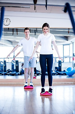 포토 JPG 전신 외국인 여자 남자 실내 건강 서기 20대 성인 두명 운동기구 헬스 헬스장 균형 의료성형뷰티 국내포토 모션 사람 인종 청년 내부 운동 파일형식