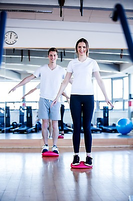 포토 JPG 전신 외국인 여자 남자 실내 건강 서기 20대 성인 두명 운동기구 헬스 헬스장 균형 의료성형뷰티 국내포토 모션 사람 인종 청년 내부 운동 파일형식