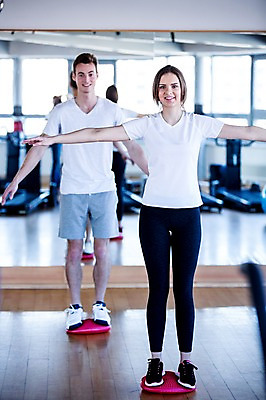 포토 JPG 전신 외국인 여자 남자 실내 건강 서기 20대 성인 두명 운동기구 헬스 헬스장 균형 의료성형뷰티 국내포토 모션 사람 인종 청년 내부 운동 파일형식