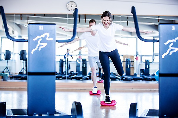 포토 JPG 전신 외국인 여자 남자 실내 건강 서기 20대 성인 두명 운동기구 헬스 헬스장 균형 의료성형뷰티 국내포토 모션 사람 인종 청년 내부 운동 파일형식