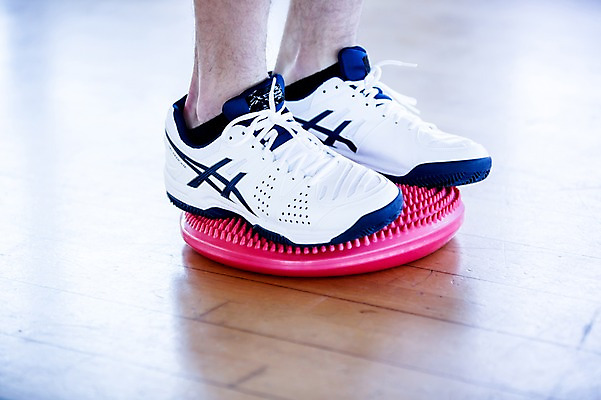 포토 JPG 남자 발 실내 건강 한명 성인 신체부위 운동기구 헬스 헬스장 균형 의료성형뷰티 국내포토 1 사람 내부 운동 파일형식