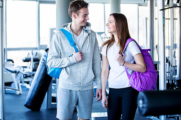 포토 JPG 외국인 커플 여자 남자 배낭 실내 건강 20대 성인 두명 마주보기 운동기구 헬스 헬스장 의료성형뷰티 국내포토 가방 관계 모션 사람 인종 청년 내부 운동 파일형식