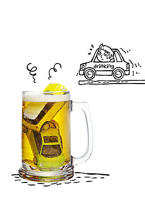 편집이미지 남자 자동차 포토일러 맥주 한명 성인 교통사고 맥주잔 음주운전 이미지편집 AI파일 1 육상교통 술잔 주류 사람 운전 범죄 사건 파일형식 벡터