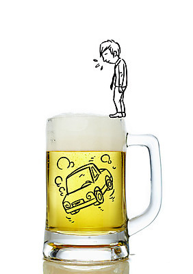 편집이미지 남자 자동차 포토일러 맥주 한명 성인 맥주잔 음주운전 이미지편집 AI파일 1 육상교통 술잔 주류 사람 운전 범죄 파일형식 벡터