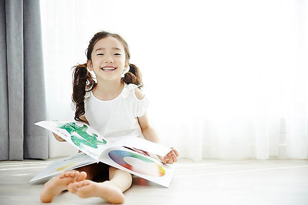 포토 JPG 전신 여자 어린이 실내 한명 미소 앉기 소녀 앞모습 독서 한국인 즐거움 소녀한명만 국내포토 1 감정 뷰포인트 모션 표정 사람 동양인 내부 여자한명만 소녀만 파일형식