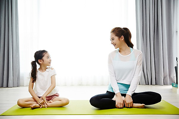 포토 JPG 전신 여자 딸 어린이 요가 가족 모녀 엄마 실내 앉기 소녀 성인 두명 앞모습 30대 마주보기 스트레칭 화목 한국인 매트 여자만 국내포토 웰빙 뷰포인트 컨셉 관계 모션 사람 동양인 내부 장년 운동 파일형식
