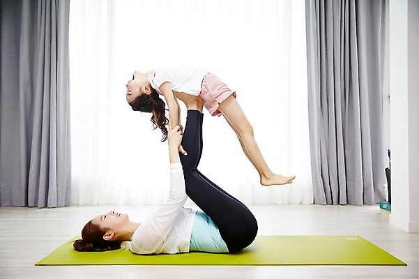 포토 JPG 전신 여자 딸 어린이 요가 가족 모녀 엄마 실내 성인 두명 옆모습 30대 눕기 스트레칭 화목 한국인 매트 비행기놀이 여자만 국내포토 웰빙 뷰포인트 컨셉 관계 모션 놀이 사람 동양인 내부 장년 운동 파일형식