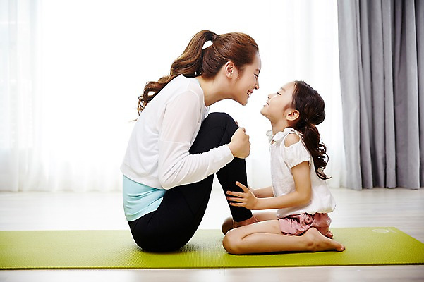 포토 JPG 전신 여자 딸 어린이 요가 가족 모녀 엄마 키스 실내 미소 앉기 소녀 성인 두명 옆모습 30대 마주보기 스트레칭 화목 한국인 매트 윗몸일으키기 여자만 국내포토 웰빙 뷰포인트 컨셉 관계 모션 표정 사람 동양인 내부 장년 운동 애정표현 파일형식