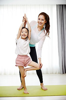 포토 JPG 전신 여자 딸 어린이 요가 가족 모녀 엄마 실내 서기 미소 성인 두명 앞모습 30대 스트레칭 화목 한국인 매트 여자만 국내포토 웰빙 뷰포인트 컨셉 관계 모션 표정 사람 동양인 내부 장년 운동 파일형식