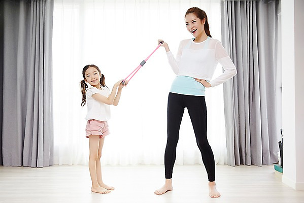 포토 JPG 전신 여자 딸 어린이 요가 가족 모녀 엄마 실내 서기 미소 성인 두명 앞모습 옆모습 30대 스트레칭 화목 한국인 완력기 여자만 국내포토 웰빙 뷰포인트 컨셉 관계 모션 표정 사람 동양인 내부 장년 운동 운동기구 파일형식