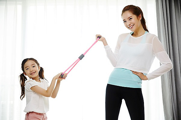 포토 JPG 여자 딸 어린이 요가 가족 모녀 엄마 실내 서기 미소 들기 상반신 성인 두명 앞모습 옆모습 30대 스트레칭 화목 한국인 당기기 완력기 여자만 국내포토 웰빙 뷰포인트 컨셉 관계 모션 표정 사람 동양인 내부 장년 운동 운동기구 파일형식