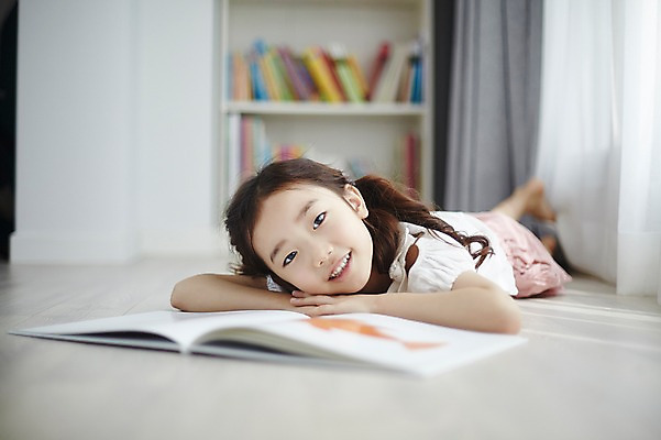포토 JPG 전신 여자 어린이 엎드리기 휴식 책장 실내 한명 미소 소녀 앞모습 아웃포커스 독서 한국인 즐거움 그림책 소녀한명만 국내포토 1 감정 뷰포인트 가구 컨셉 모션 촬영기법 표정 사람 동양인 내부 책 여자한명만 소녀만 파일형식