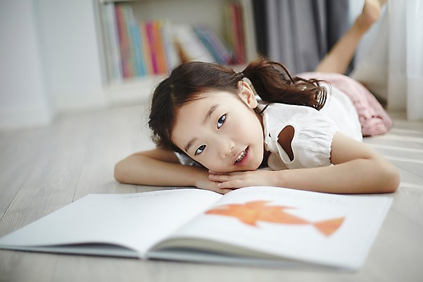 포토 JPG 전신 여자 어린이 엎드리기 휴식 책장 실내 한명 소녀 앞모습 아웃포커스 독서 한국인 즐거움 그림책 소녀한명만 국내포토 1 감정 뷰포인트 가구 컨셉 모션 촬영기법 사람 동양인 내부 책 여자한명만 소녀만 파일형식