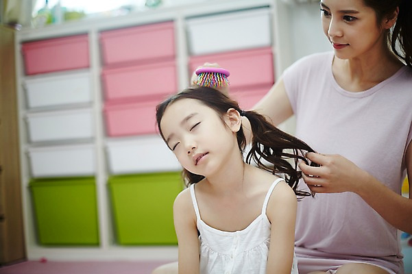 포토 JPG 여자 딸 어린이 가족 모녀 엄마 실내 피곤 앉기 소녀 상반신 성인 두명 앞모습 30대 눈감음 한국인 머리빗 졸음 준비 서랍장 여자만 국내포토 감정 뷰포인트 가구 컨셉 관계 모션 사람 동양인 내부 장년 미용용품 파일형식