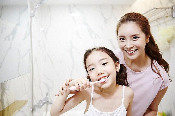 포토 JPG 여자 딸 어린이 가족 모녀 엄마 실내 미소 소녀 상반신 성인 두명 앞모습 30대 화목 한국인 양치 화장실 여자만 국내포토 뷰포인트 컨셉 관계 표정 사람 동양인 내부 장년 청결 파일형식