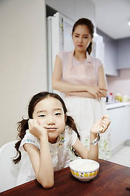 포토 JPG 여자 딸 어린이 가족 식탁 모녀 엄마 스트레스 실내 서기 앉기 소녀 성인 두명 앞모습 30대 주방 식사 턱괴기 한국인 불만 편식 여자만 국내포토 감정 뷰포인트 관계 모션 탁자 사람 동양인 내부 장년 식생활 파일형식