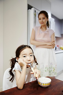 포토 JPG 여자 딸 어린이 가족 식탁 모녀 엄마 스트레스 실내 서기 앉기 소녀 성인 두명 앞모습 30대 주방 식사 한국인 불만 편식 여자만 국내포토 감정 뷰포인트 관계 모션 탁자 사람 동양인 내부 장년 식생활 파일형식