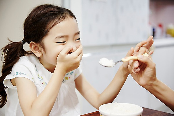 포토 JPG 손 여자 딸 어린이 가족 모녀 엄마 스트레스 실내 들기 앉기 소녀 상반신 성인 두명 앞모습 신체부위 30대 숟가락 한국인 입가림 불만 편식 여자만 국내포토 감정 뷰포인트 관계 모션 수저 사람 동양인 내부 장년 가림 식생활 파일형식