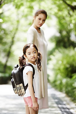 포토 JPG 주간 여자 딸 어린이 가족 모녀 엄마 스트레스 책가방 서기 소녀 상반신 성인 야외 두명 옆모습 30대 손잡기 한국인 등교 불만 여자만 국내포토 자연요소 감정 뷰포인트 가방 관계 모션 사람 동양인 장년 등하교 파일형식