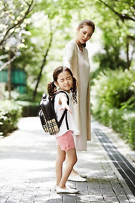 포토 JPG 주간 전신 여자 딸 어린이 가족 모녀 엄마 스트레스 서기 소녀 성인 야외 두명 옆모습 30대 손잡기 한국인 등교 불만 손뻗기 여자만 국내포토 자연요소 감정 뷰포인트 관계 모션 사람 동양인 장년 등하교 파일형식