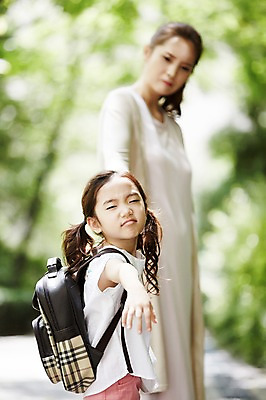 포토 JPG 주간 여자 딸 어린이 가족 모녀 엄마 스트레스 책가방 서기 소녀 상반신 성인 야외 두명 옆모습 30대 손잡기 한국인 등교 불만 손뻗기 여자만 국내포토 자연요소 감정 뷰포인트 가방 관계 모션 사람 동양인 장년 등하교 파일형식