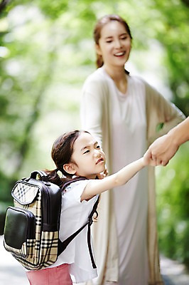 포토 JPG 주간 여자 딸 어린이 가족 모녀 엄마 스트레스 책가방 서기 소녀 상반신 성인 야외 두명 옆모습 30대 손잡기 한국인 등교 불만 여자만 국내포토 자연요소 감정 뷰포인트 가방 관계 모션 사람 동양인 장년 등하교 파일형식