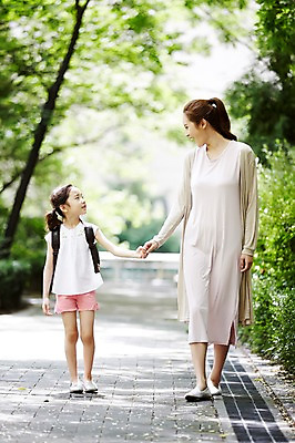 포토 JPG 주간 전신 여자 딸 어린이 가족 모녀 엄마 소녀 성인 야외 두명 앞모습 30대 걷기 손잡기 화목 한국인 등교 여자만 국내포토 자연요소 뷰포인트 컨셉 관계 모션 사람 동양인 장년 등하교 파일형식