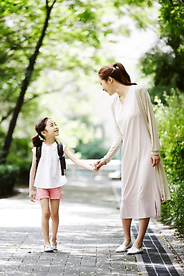 포토 JPG 주간 전신 여자 딸 어린이 가족 모녀 엄마 소녀 성인 야외 두명 앞모습 30대 걷기 손잡기 화목 한국인 등교 여자만 국내포토 자연요소 뷰포인트 컨셉 관계 모션 사람 동양인 장년 등하교 파일형식