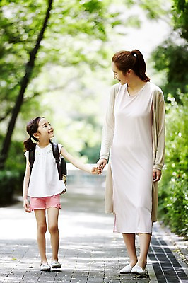 포토 JPG 주간 전신 여자 딸 어린이 가족 모녀 엄마 소녀 성인 야외 두명 앞모습 30대 걷기 손잡기 한국인 등교 여자만 국내포토 자연요소 뷰포인트 관계 모션 사람 동양인 장년 등하교 파일형식