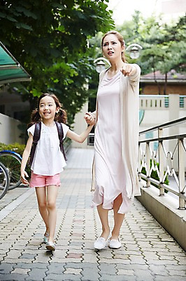 포토 JPG 주간 전신 여자 딸 어린이 가족 모녀 엄마 소녀 성인 야외 두명 앞모습 30대 걷기 손잡기 한국인 입학 등교 여자만 국내포토 자연요소 교육 뷰포인트 관계 모션 사람 동양인 장년 등하교 파일형식