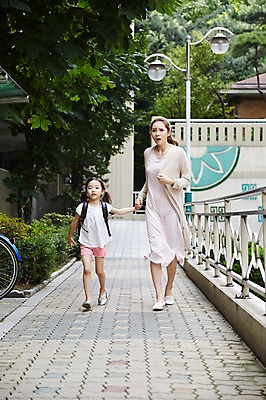 포토 JPG 주간 전신 여자 딸 어린이 가족 모녀 엄마 소녀 성인 야외 두명 앞모습 30대 걷기 손잡기 한국인 지각 입학 등교 여자만 국내포토 자연요소 교육 뷰포인트 관계 모션 사람 동양인 장년 등하교 파일형식