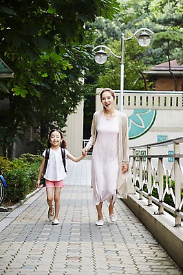 포토 JPG 주간 전신 여자 딸 어린이 가족 모녀 엄마 미소 소녀 성인 야외 두명 앞모습 30대 걷기 손잡기 화목 한국인 즐거움 입학 등교 여자만 국내포토 자연요소 교육 감정 뷰포인트 컨셉 관계 모션 표정 사람 동양인 장년 등하교 파일형식