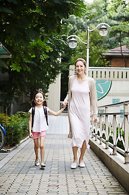 포토 JPG 주간 전신 여자 딸 어린이 가족 모녀 엄마 미소 소녀 성인 야외 두명 앞모습 30대 걷기 손잡기 화목 한국인 즐거움 입학 등교 여자만 국내포토 자연요소 교육 감정 뷰포인트 컨셉 관계 모션 표정 사람 동양인 장년 등하교 파일형식