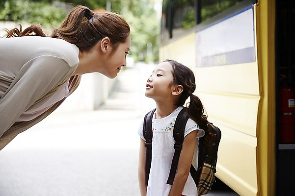 포토 JPG 주간 여자 딸 어린이 가족 모녀 엄마 서기 소녀 상반신 성인 야외 두명 옆모습 30대 마주보기 화목 한국인 스쿨버스 입학 등교 배웅 여자만 국내포토 자연요소 교육 뷰포인트 컨셉 관계 모션 버스 사람 동양인 장년 등하교 파일형식