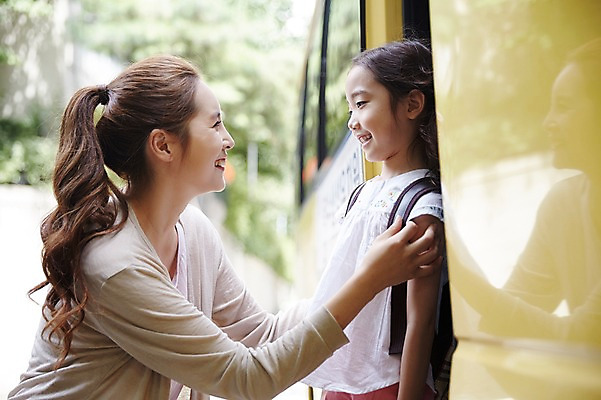 포토 JPG 주간 여자 딸 어린이 가족 모녀 엄마 서기 미소 소녀 상반신 성인 야외 두명 옆모습 30대 마주보기 화목 한국인 입학 등교 배웅 여자만 국내포토 자연요소 교육 뷰포인트 컨셉 관계 모션 표정 사람 동양인 장년 등하교 파일형식