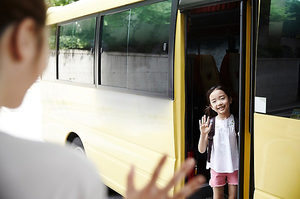 포토 JPG 주간 여자 딸 어린이 가족 모녀 엄마 서기 미소 소녀 상반신 성인 야외 두명 앞모습 뒷모습 30대 화목 한국인 스쿨버스 입학 등교 손인사 배웅 여자만 국내포토 자연요소 교육 뷰포인트 컨셉 관계 모션 버스 표정 사람 동양인 장년 인사 등하교 파일형식