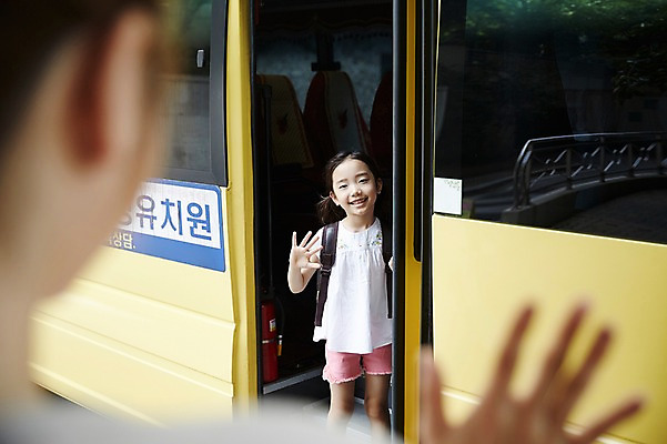포토 JPG 주간 여자 딸 어린이 가족 모녀 엄마 서기 미소 소녀 상반신 성인 야외 두명 앞모습 뒷모습 30대 화목 한국인 스쿨버스 입학 등교 손인사 배웅 여자만 국내포토 자연요소 교육 뷰포인트 컨셉 관계 모션 버스 표정 사람 동양인 장년 인사 등하교 파일형식