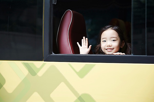 포토 JPG 주간 여자 어린이 한명 미소 앉기 소녀 상반신 야외 앞모습 한국인 스쿨버스 입학 등교 손인사 국내포토 자연요소 1 교육 뷰포인트 모션 버스 표정 사람 동양인 인사 등하교 파일형식