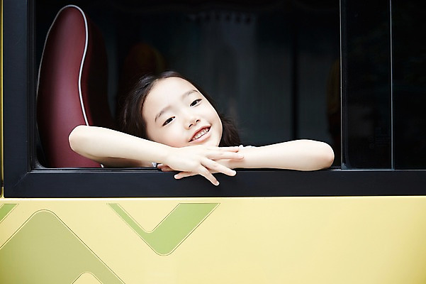 포토 JPG 주간 여자 어린이 한명 미소 앉기 소녀 상반신 야외 앞모습 기댐 한국인 스쿨버스 입학 등교 국내포토 자연요소 1 교육 뷰포인트 모션 버스 표정 사람 동양인 등하교 파일형식
