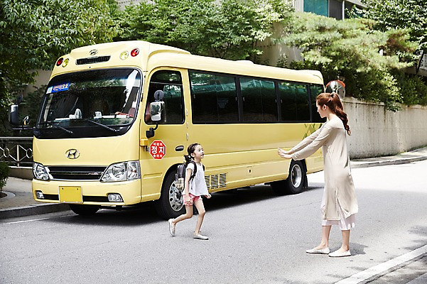 포토 JPG 주간 전신 여자 딸 어린이 가족 모녀 엄마 서기 소녀 성인 야외 두명 옆모습 30대 달리기 한국인 금지 스쿨버스 등교 하교 여자만 국내포토 자연요소 뷰포인트 관계 모션 버스 사람 동양인 장년 등하교 파일형식