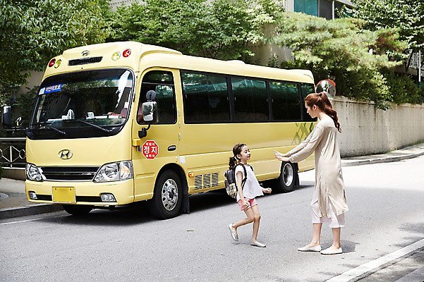 포토 JPG 주간 전신 여자 딸 어린이 가족 모녀 엄마 서기 소녀 성인 야외 두명 30대 달리기 한국인 금지 스쿨버스 등교 하교 여자만 국내포토 자연요소 관계 모션 버스 사람 동양인 장년 등하교 파일형식