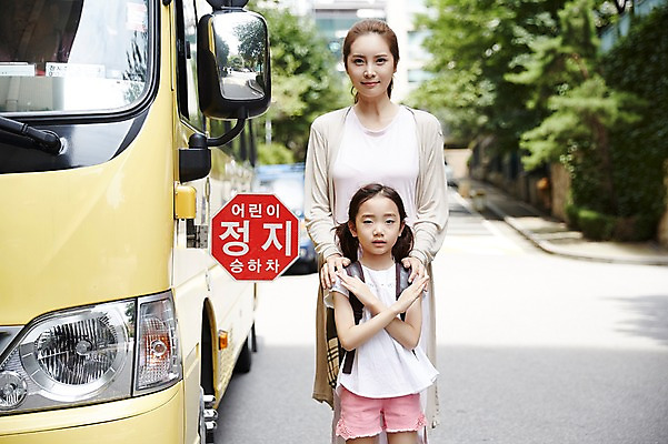 포토 JPG 주간 여자 딸 어린이 가족 모녀 엄마 서기 손짓 소녀 상반신 성인 야외 두명 앞모습 30대 한국인 금지 정지 X 스쿨버스 아니오 등교 하교 여자만 국내포토 자연요소 알파벳 뷰포인트 관계 모션 버스 사람 동양인 장년 등하교 파일형식