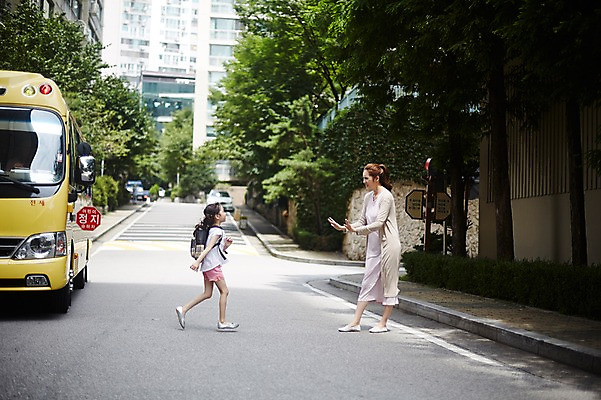 포토 JPG 주간 전신 여자 딸 어린이 가족 모녀 엄마 서기 소녀 성인 야외 두명 옆모습 30대 달리기 한국인 금지 스쿨버스 등교 하교 여자만 국내포토 자연요소 뷰포인트 관계 모션 버스 사람 동양인 장년 등하교 파일형식