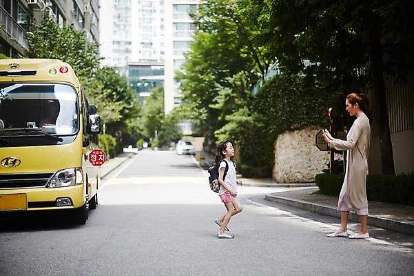 포토 JPG 주간 전신 여자 딸 어린이 가족 모녀 엄마 서기 소녀 성인 야외 두명 옆모습 30대 달리기 한국인 금지 스쿨버스 등교 하교 여자만 국내포토 자연요소 뷰포인트 관계 모션 버스 사람 동양인 장년 등하교 파일형식